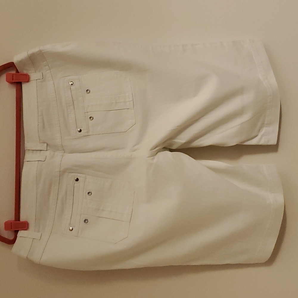 White Bermuda Shorts, size 20. - Picture 2 of 4